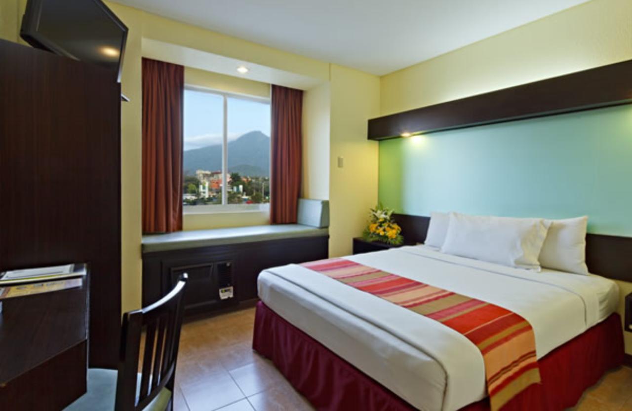 Microtel By Wyndham Batangas Santo Tomas Exterior photo